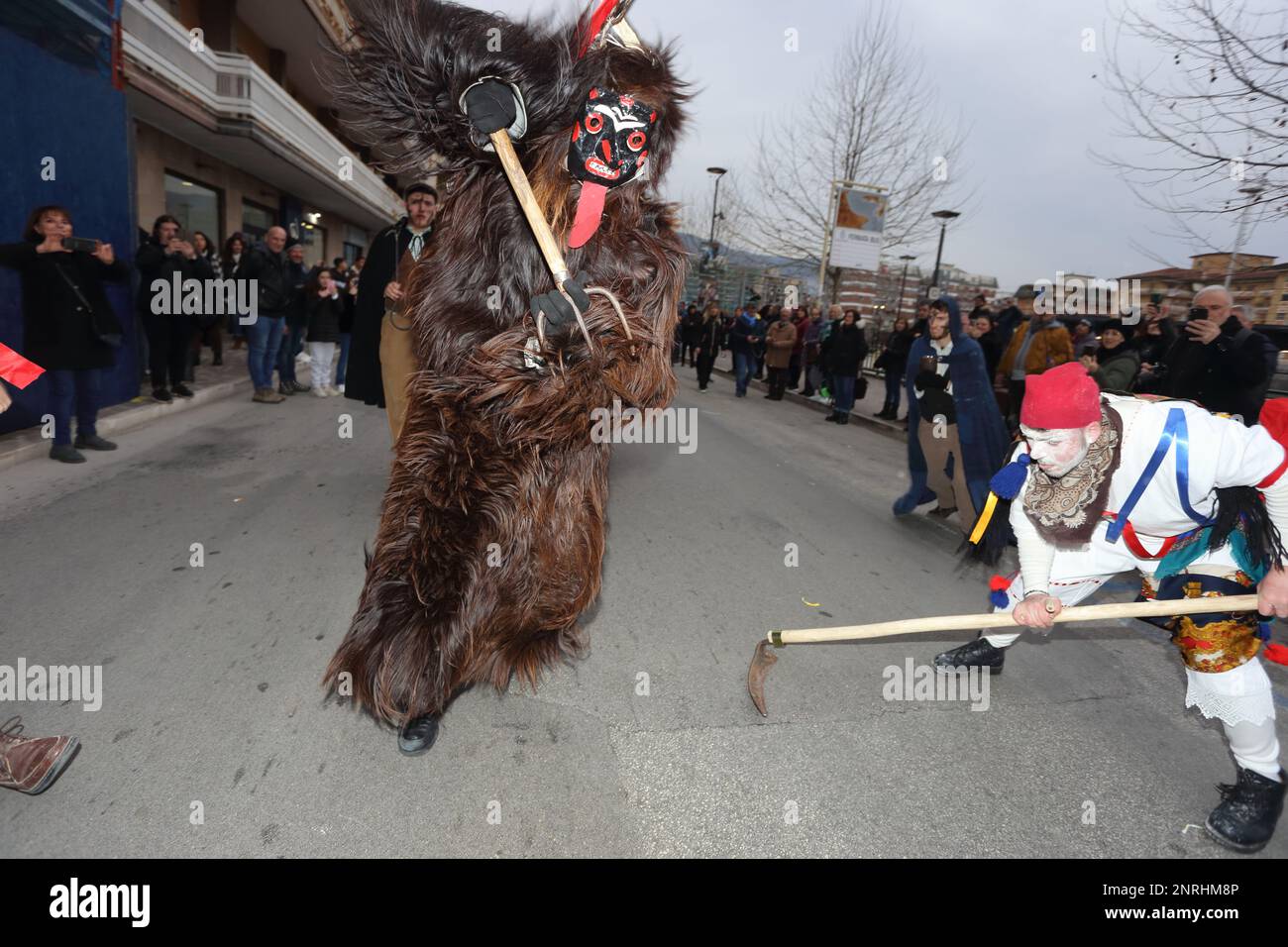 Isernia, Italie. 25th févr. 2023. Le diable de Tufara parades au Carnaval européen des masques zoomorphes crédit: antonio nardelli/Alay Live News Banque D'Images