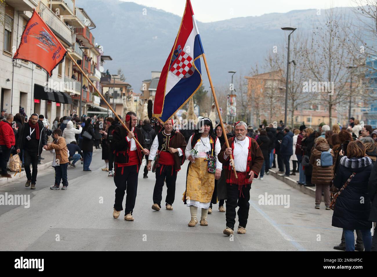 Masque de Martino - Rite du cerf de Castelnuovo al Volturno - défilés au carnaval européen des masques zoomorphes d'Isernia le 2/25/2023 le masque de Martino avec le cerf - Rite du cerf de Castelnuovo al Volturno - défilés au carnaval européen du zoomorphique Masques à Isernia le 25/2/2023 le DIDI (Gljev, Croatie) au carnaval européen des masques zoomorphes à Isernia le 2/25/2023 Banque D'Images