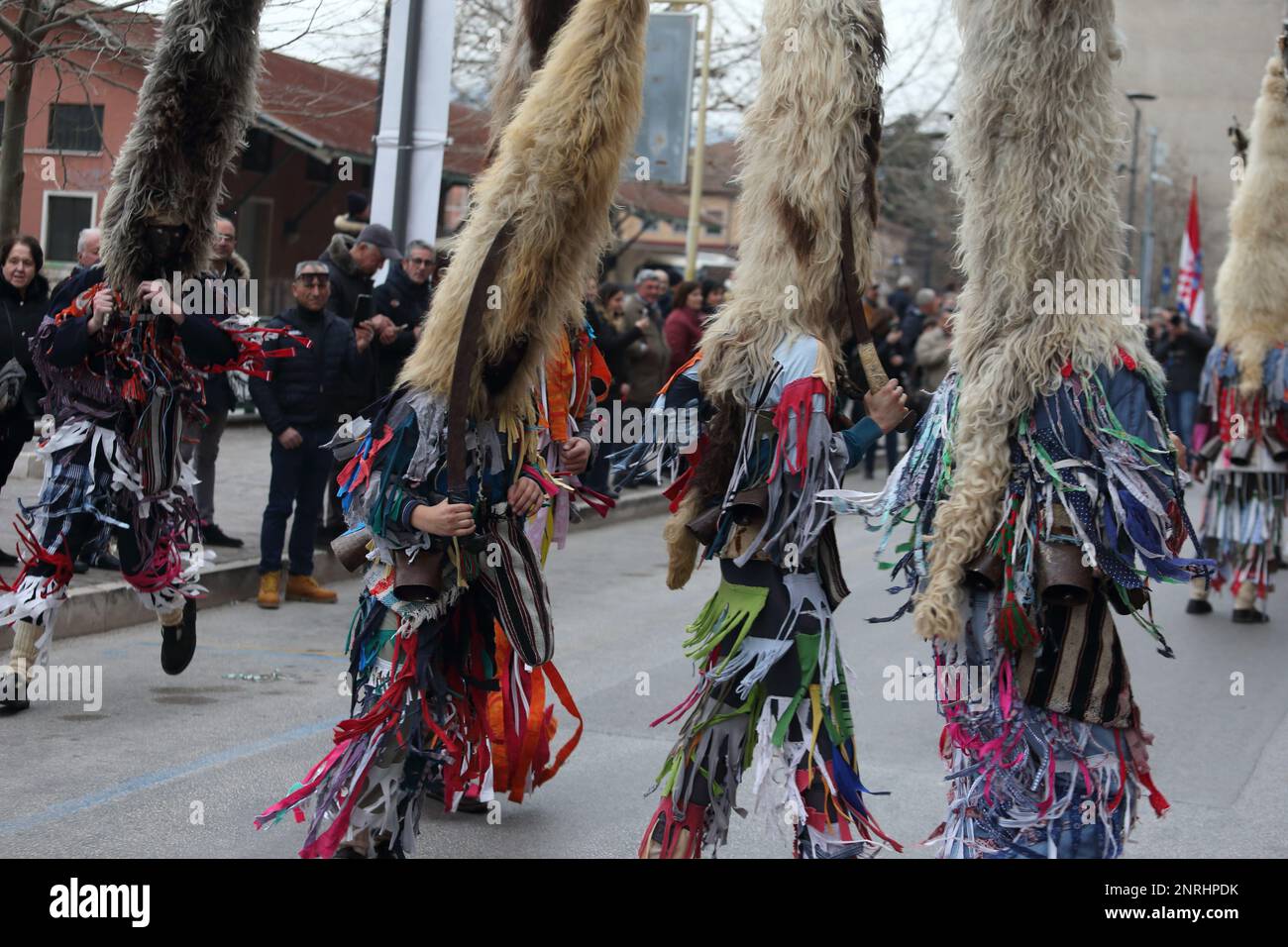 Masque de Martino - Rite du cerf de Castelnuovo al Volturno - défilés au carnaval européen des masques zoomorphes d'Isernia le 2/25/2023 le masque de Martino avec le cerf - Rite du cerf de Castelnuovo al Volturno - défilés au carnaval européen du zoomorphique Masques à Isernia le 25/2/2023 le DIDI (Gljev, Croatie) au carnaval européen des masques zoomorphes à Isernia le 2/25/2023 Banque D'Images