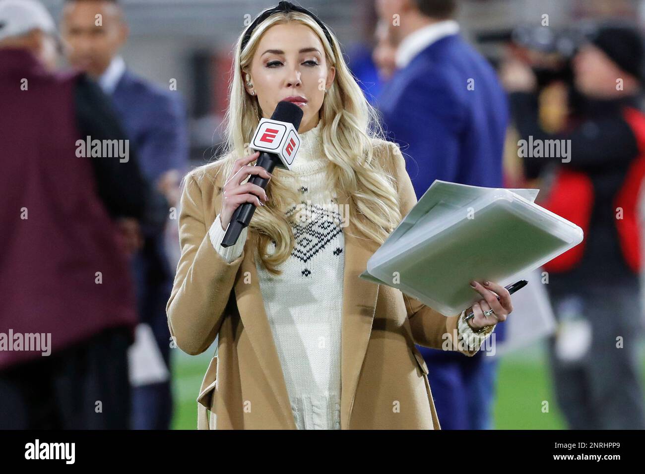 TEMPE, AZ - NOVEMBER 30: ESPN sideline reporter Olivia Dekker reports the college football game between the Arizona Wildcats and the Arizona State Sun Devils on November 30, 2019 at Sun Devil Stadium in Tempe, Arizona. (Photo by Kevin Abele/Icon Sportswire) (Icon Sportswire via AP Images) Banque D'Images