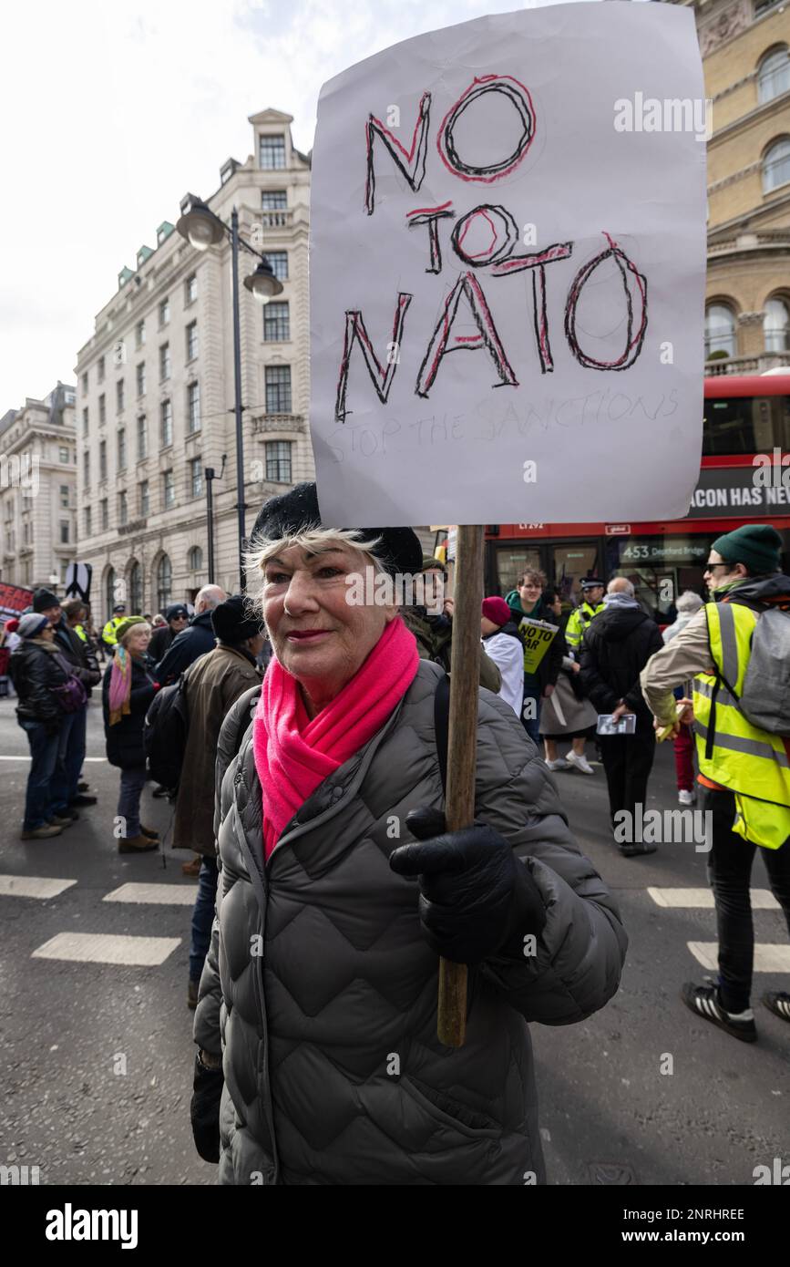 Manifestant anti-OTAN, Portland place, centre de Londres, Angleterre, Royaume-Uni 25th février 2023 Banque D'Images