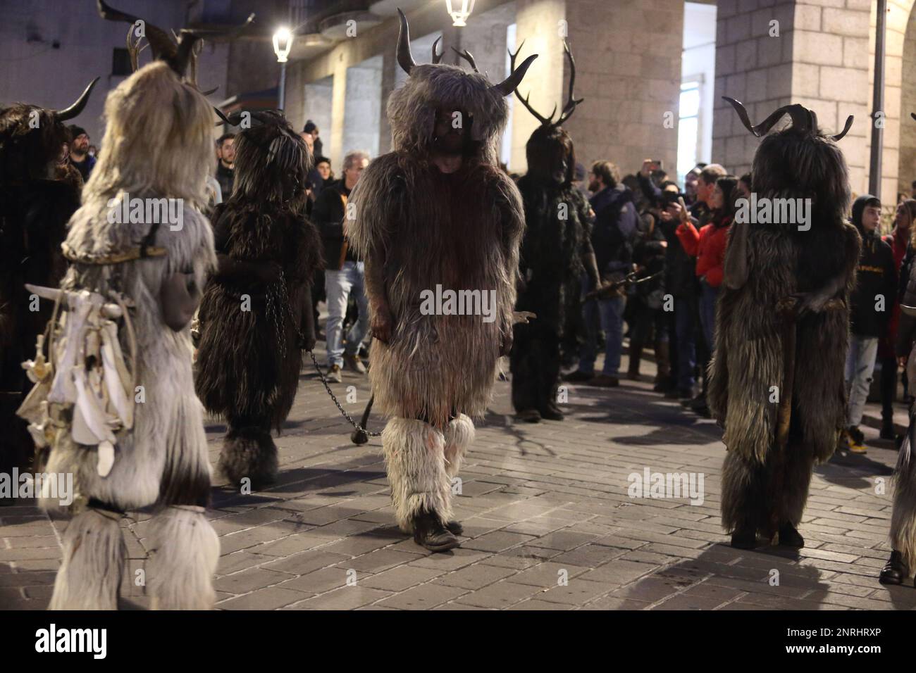 Isernia, Italie. 25th Fév 2023.LE défilé de l'ARESTES ET DE l'URTZU (Sòrgono, Sardaigne) au Carnaval européen des masques zoomorphes crédit: antonio nardelli Banque D'Images