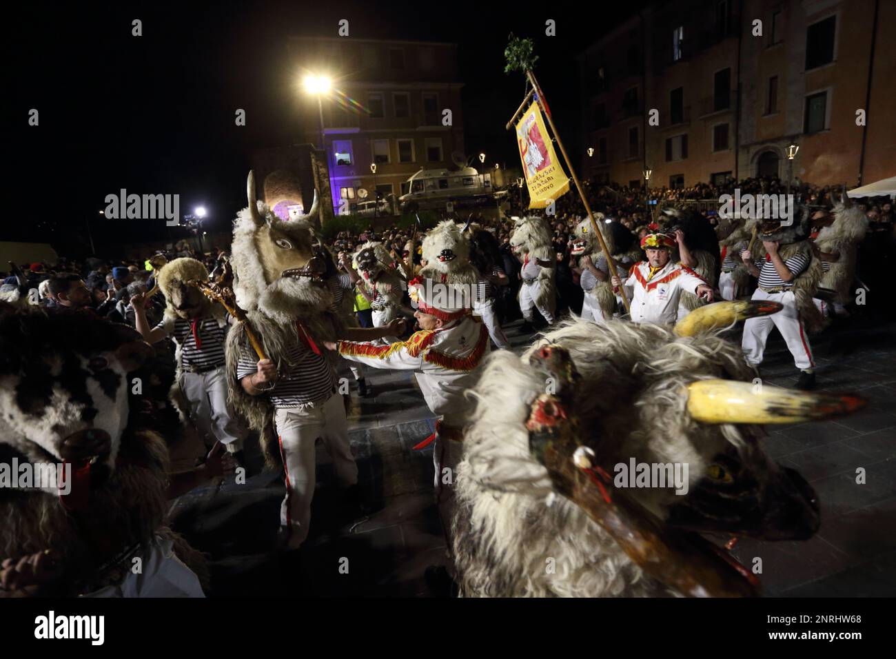 Le Zvoncari (Viskovo, Croatie) au carnaval européen des masques zoomorphes à Isernia le 2/25/2023 Banque D'Images