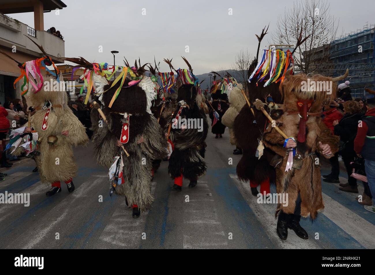 LE KURENTS (Ptuj, Slovénie) au carnaval européen des masques zoomorphes à Isernia le 2/25/2023 Banque D'Images