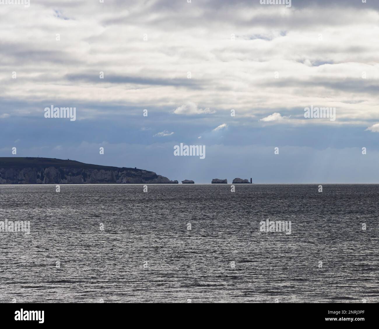Les aiguilles et son phare vus de Barton-on-Sea sur la côte du Hampshire Banque D'Images