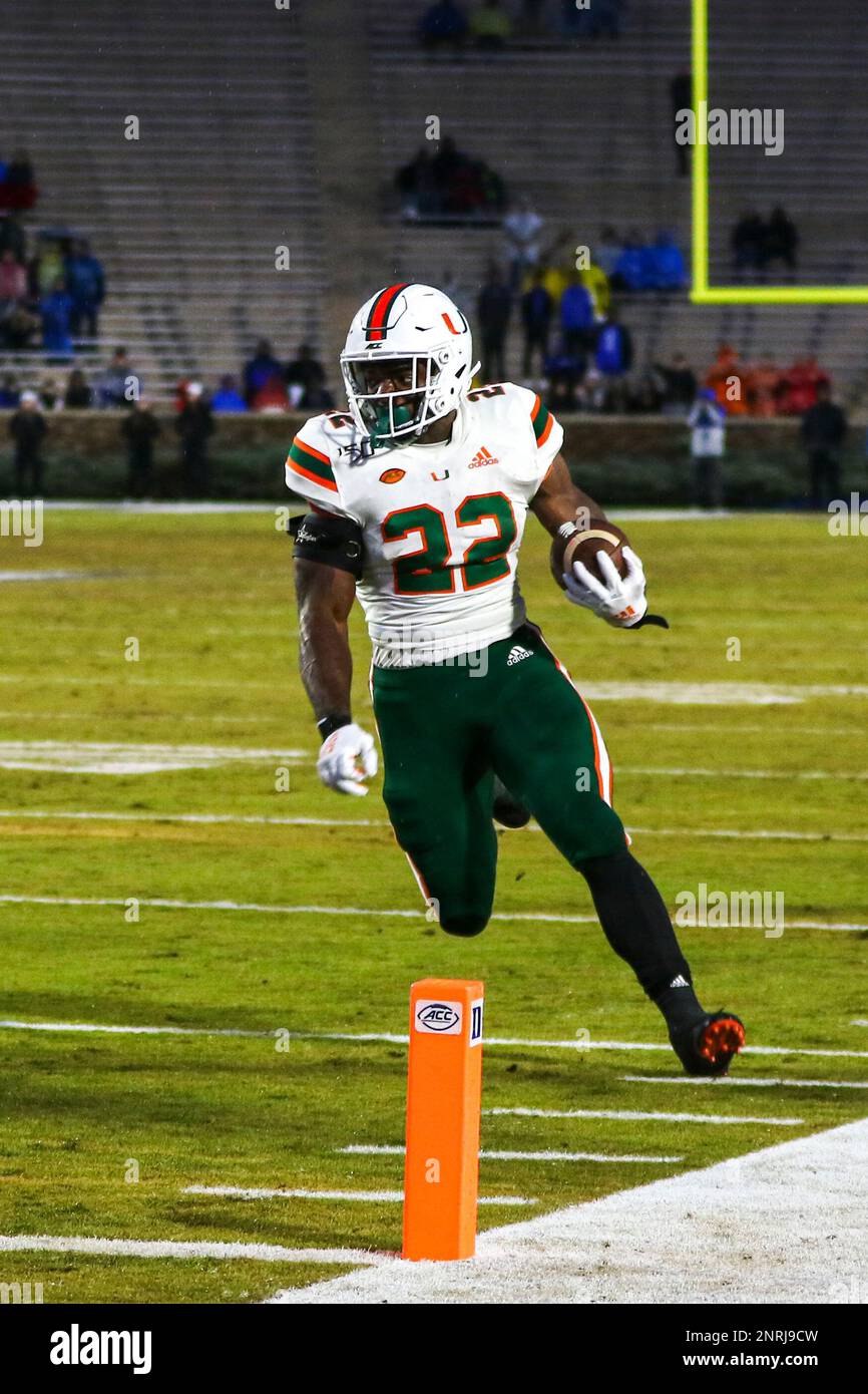 DURHAM, NC - NOVEMBER 30: Miami Hurricanes running back Robert Burns (22) runs with the ball to make a touchdownduring the 1st half of the Duke Blue Devils game versus the Miami Hurricanes on November 30th, 2019 at Wallace Wade Stadium in Durham, NC.(Photo by Jaylynn Nash/Icon Sportswire) (Icon Sportswire via AP Images) Banque D'Images