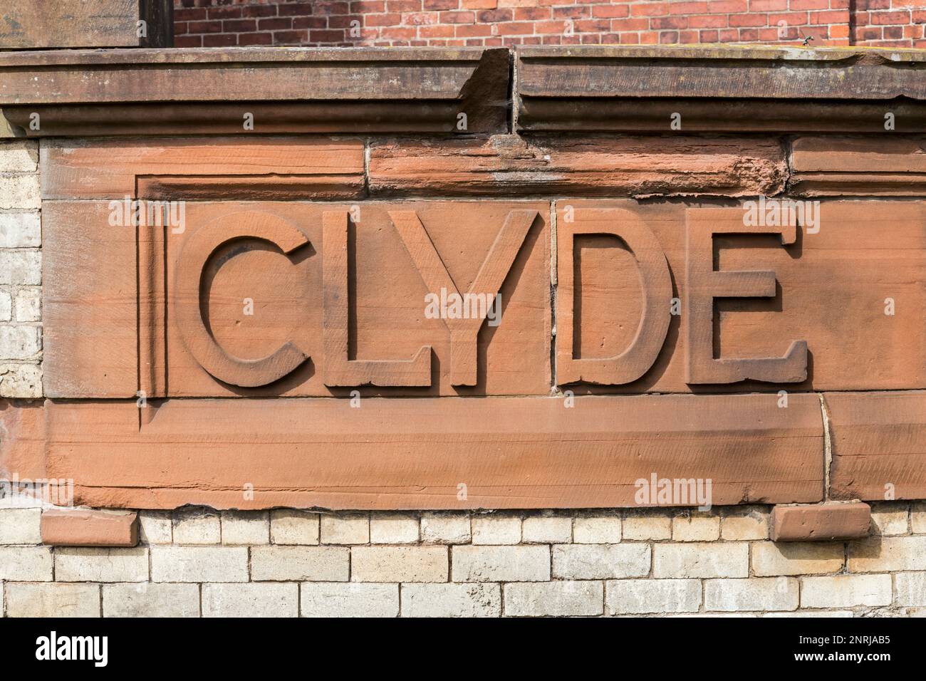 Texte de Clyde sculpté en rouge ashlar à l'ancienne station hydraulique de Quai du Prince, Glasgow, Écosse, Royaume-Uni, Europe Banque D'Images