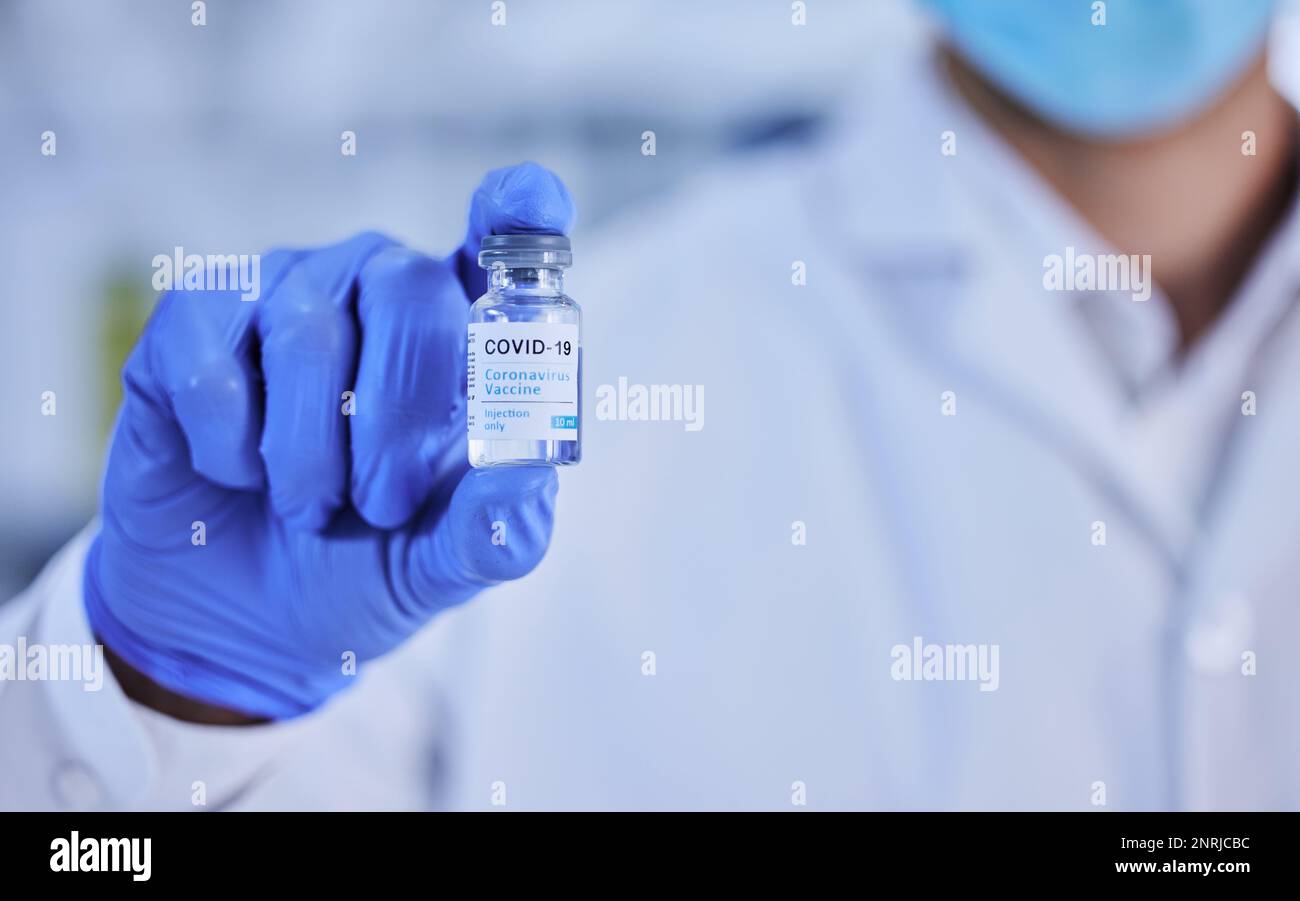 Le remède pour le covid est ici. un scientifique méconnaissable tenant une bouteille du vaccin covid 19. Banque D'Images