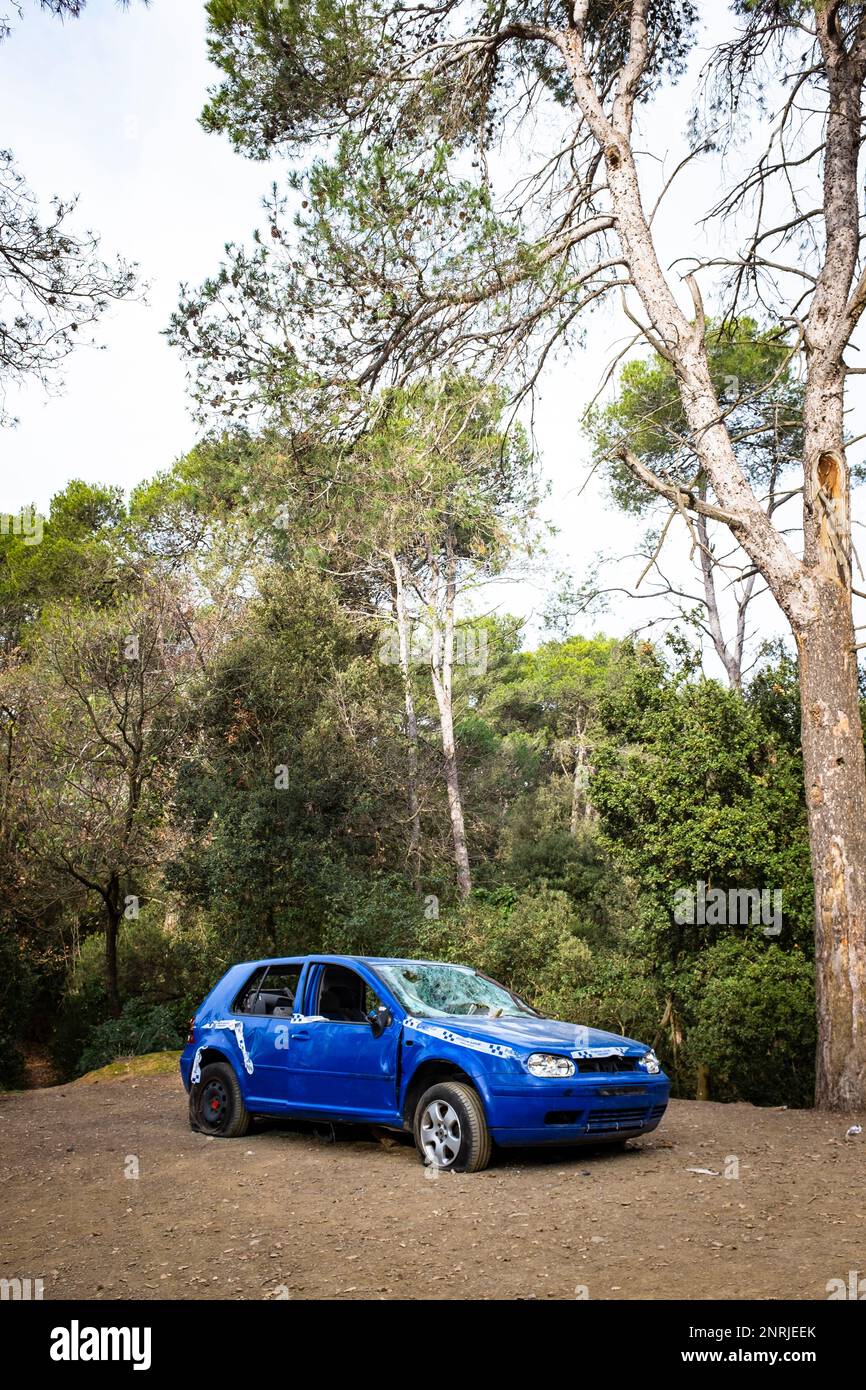 Voiture abandonnée, Parc Collserola, Barcelone, Catalogne, Espagne Banque D'Images