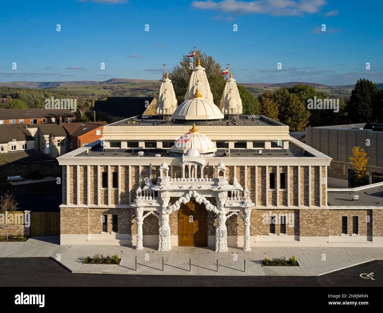 Vue aérienne globale. Shree Swaminarayan Mandir, Oldham, Royaume-Uni. Architecte: LTS Architects , 2022. Banque D'Images