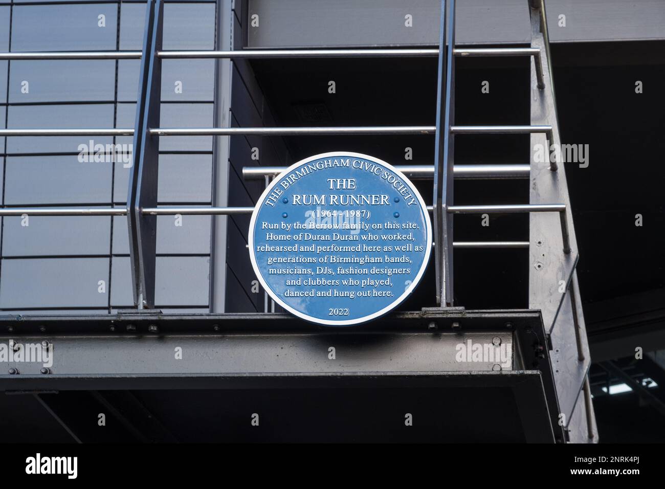 Birmingham Civic Society Blue plaque marquant le site du club Rum Runner rendu célèbre par Duran Duran dans Broad Street, Birmingham Banque D'Images