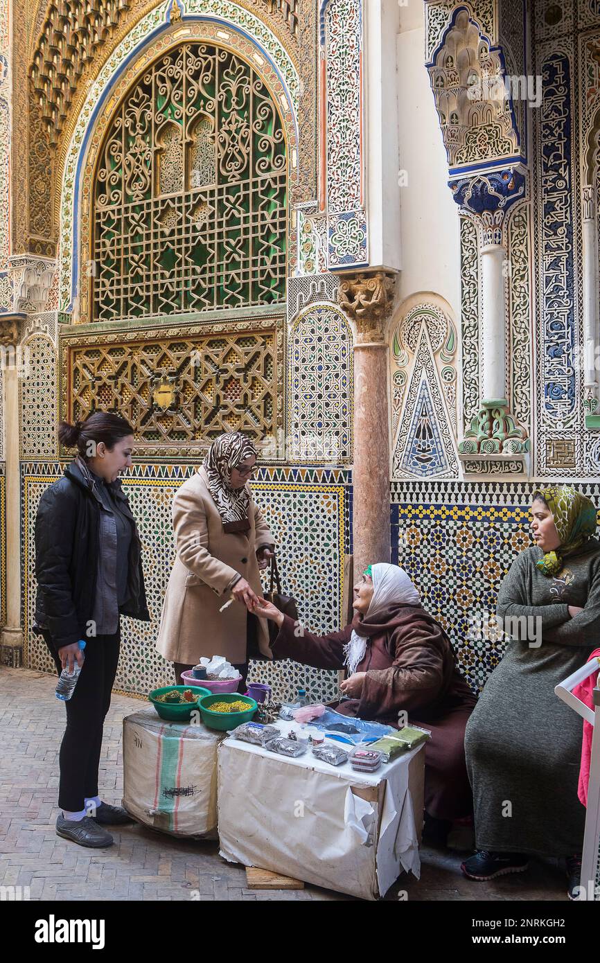 Les clients et de l'encens et le henné vendeuse & commerçante, Zaouia (Tombeau) de Moulay Idriss II, Médina, à Fès. Maroc Banque D'Images
