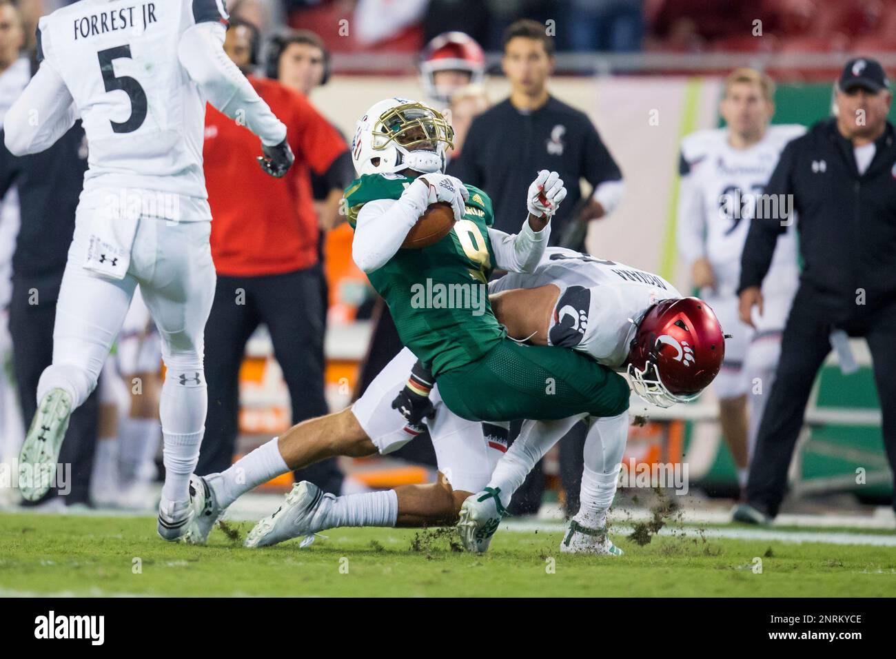 TAMPA, FL - NOVEMBER 16: University of South Florida defensive back KJ Sails (9) gets hit during the South Florida Bulls game versus the Cincinnati Bearcats on November 16, 2019 at Raymond James Stadium in Tampa, FL. (Photo by Mary Holt/Icon Sportswire) (Icon Sportswire via AP Images) Banque D'Images