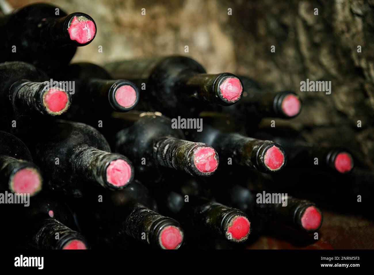 Bouteilles de vin dans la poussière dans une cave en pierre à très faible  profondeur de champ Photo Stock - Alamy