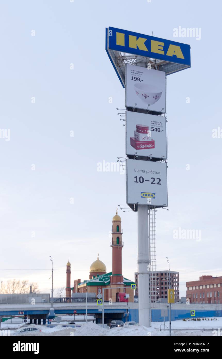 La bannière publicitaire du centre commercial 'Mega' et elle marque derrière la mosquée dans la soirée au coucher du soleil de Novosibirsk en Russie Banque D'Images