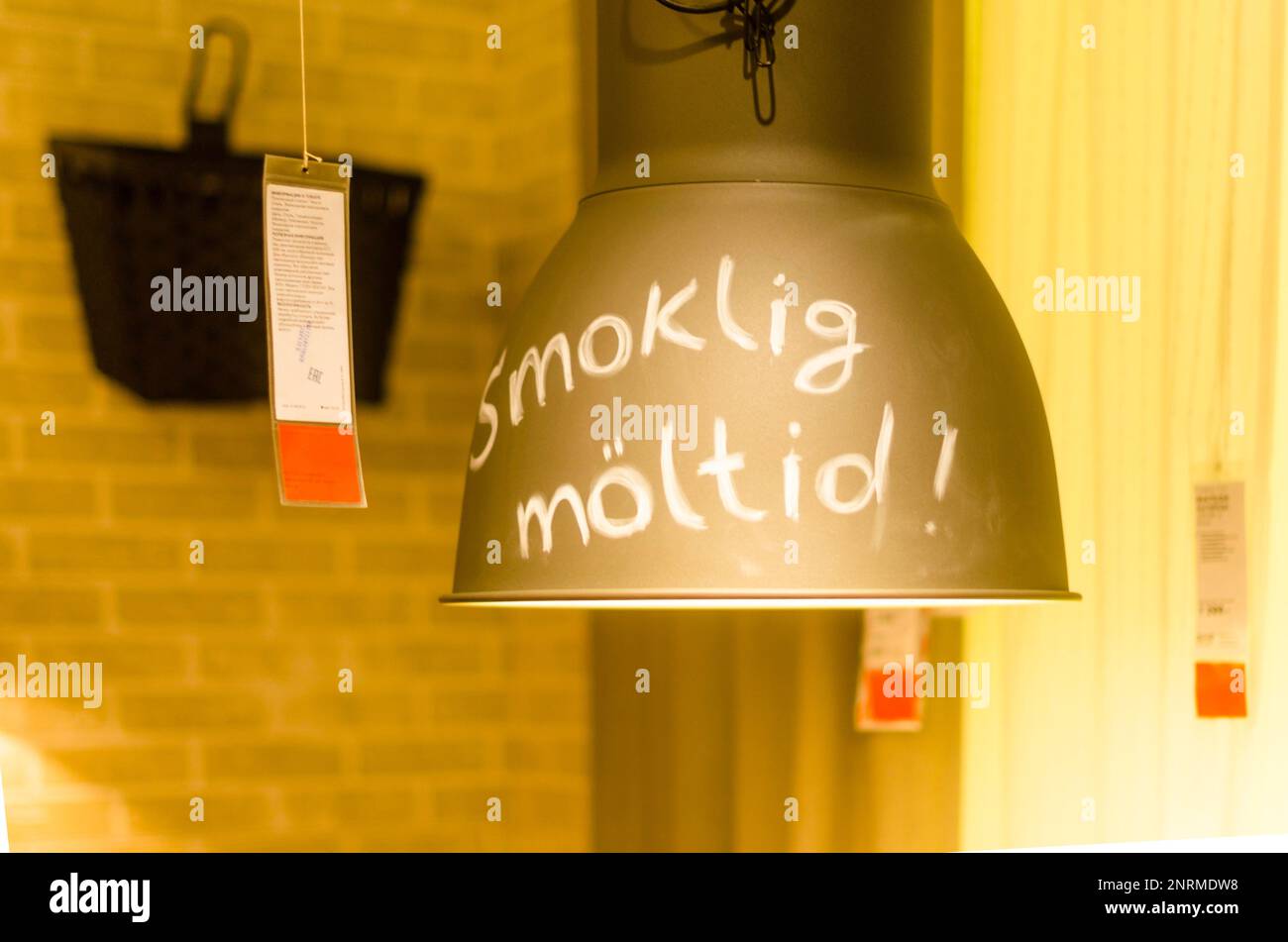 L'intérieur du magasin « IKEA ». Table de restaurant avec ampoules de plafonnier et les mots 'No Smoking' avec des étiquettes de prix sur les choses en Russie Banque D'Images