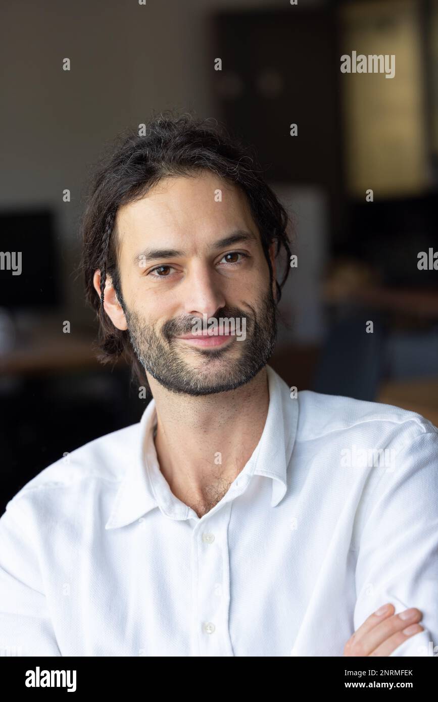 portrait d'un jeune homme de bureau souriant ou d'un homme d'affaires. Banque D'Images