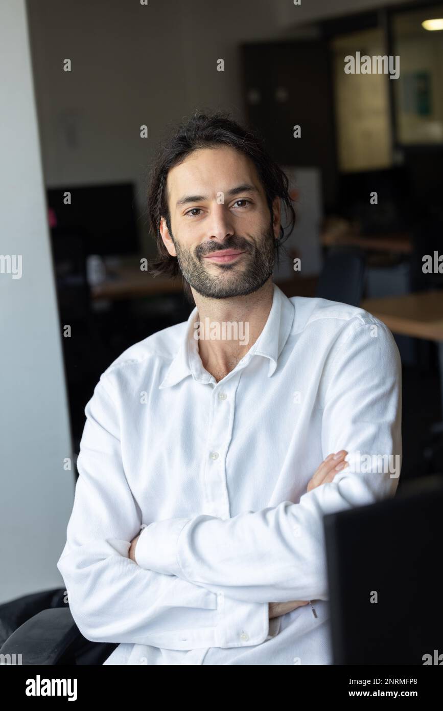 portrait d'un jeune homme de bureau souriant ou d'un homme d'affaires. Banque D'Images