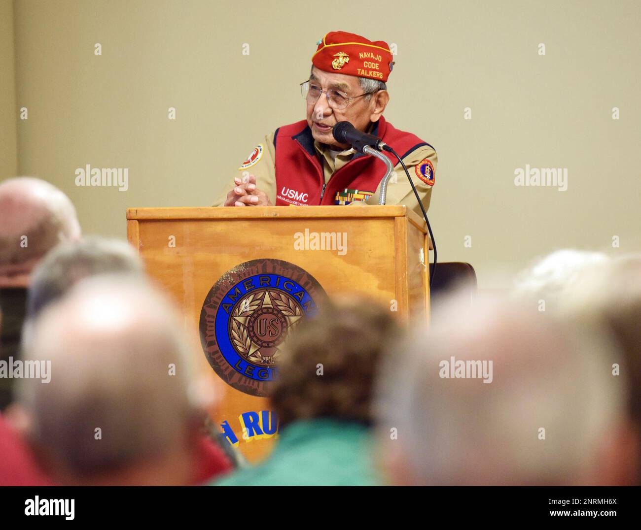 Peter MacDonald, Sr., 90, of Tuba City, Ariz., a Navajo Code Talker who served in the 6th Marine Division during WWII, speaks during a Veteran's Day Ceremony Monday, Nov. 11, 2019, at the American Legion Post 51 in Buchanan, Mich.(Don Campbell/The Herald-Palladium via AP) Banque D'Images