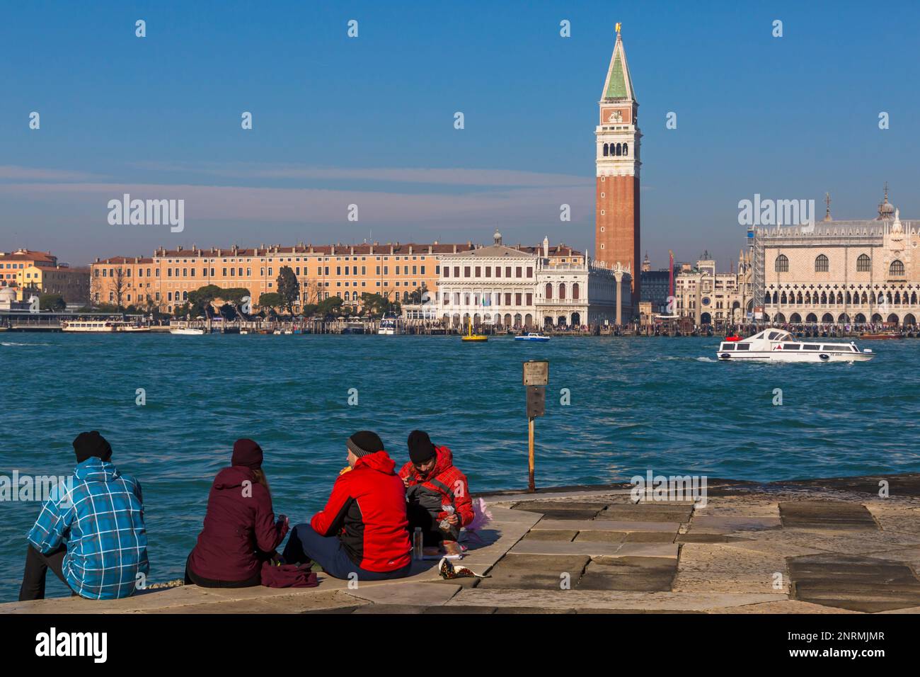 Vue sur Venise, la place Saint-Marc et Torre dell'Orologio depuis l'île de San Giorgio à Venise, Italie en février Banque D'Images