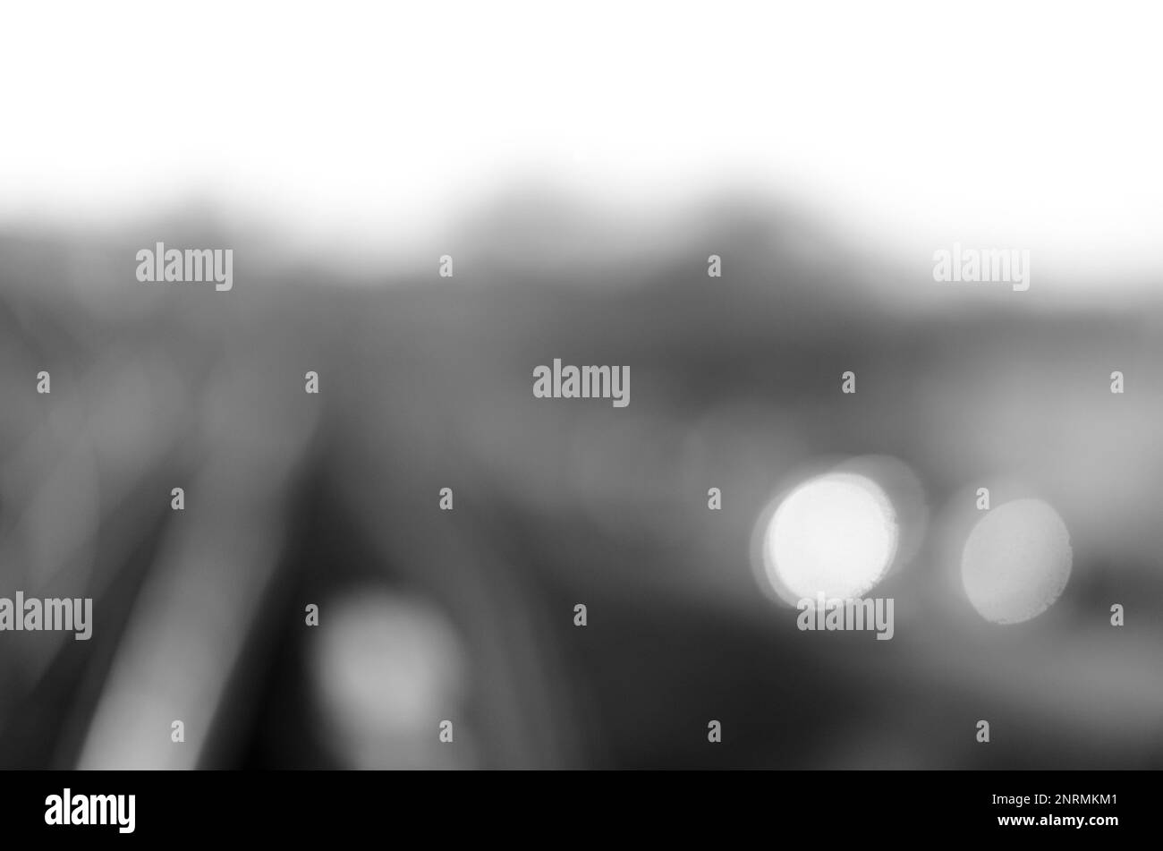 Silhouettes floues de phares de voitures sur une route de ville au printemps en Russie. Mise au point douce. Banque D'Images