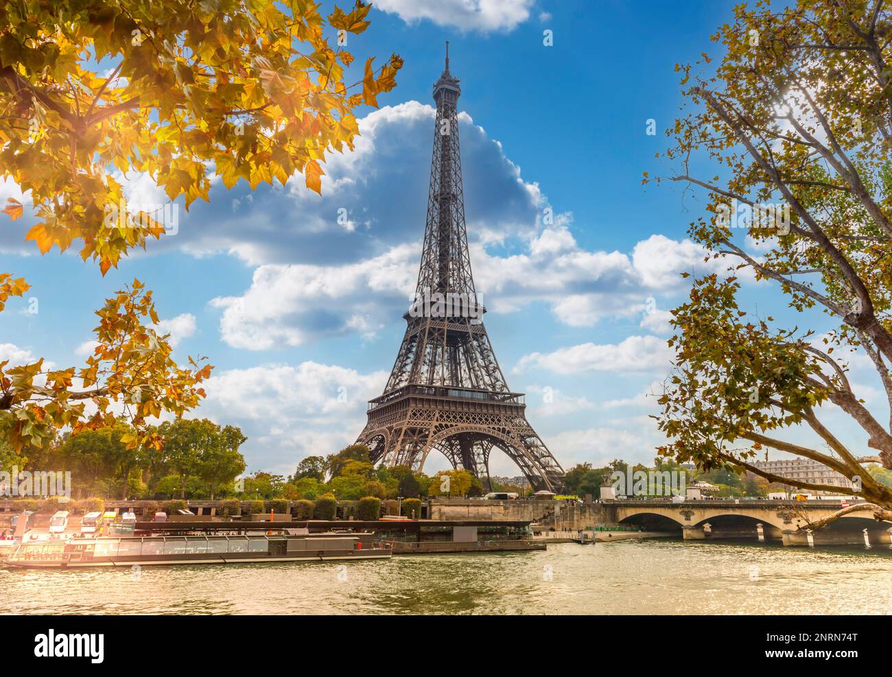 La Tour Eiffel sur les rives de la Seine en automne à Paris, France Banque D'Images