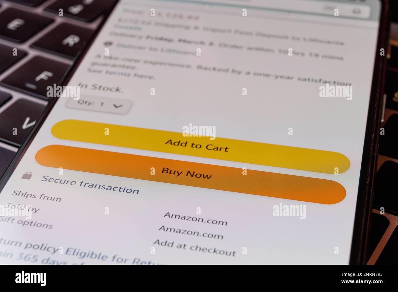 Vilnius, Lituanie - 2023 27 février: Ajouter à la carte et Acheter maintenant boutons sur la boutique Amazon. Photo de haute qualité Banque D'Images