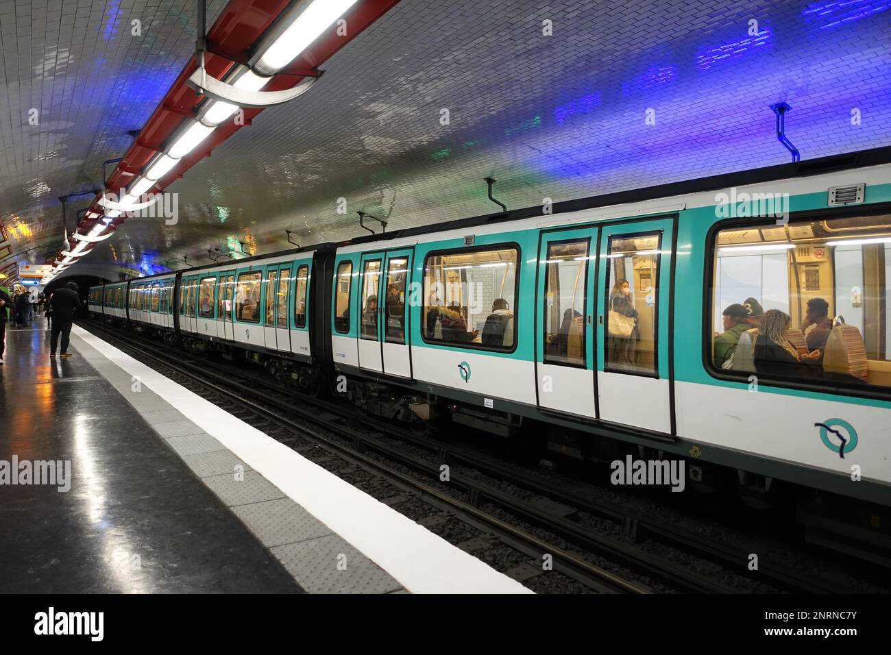 Une station de métro vide à Paris et un train Banque D'Images