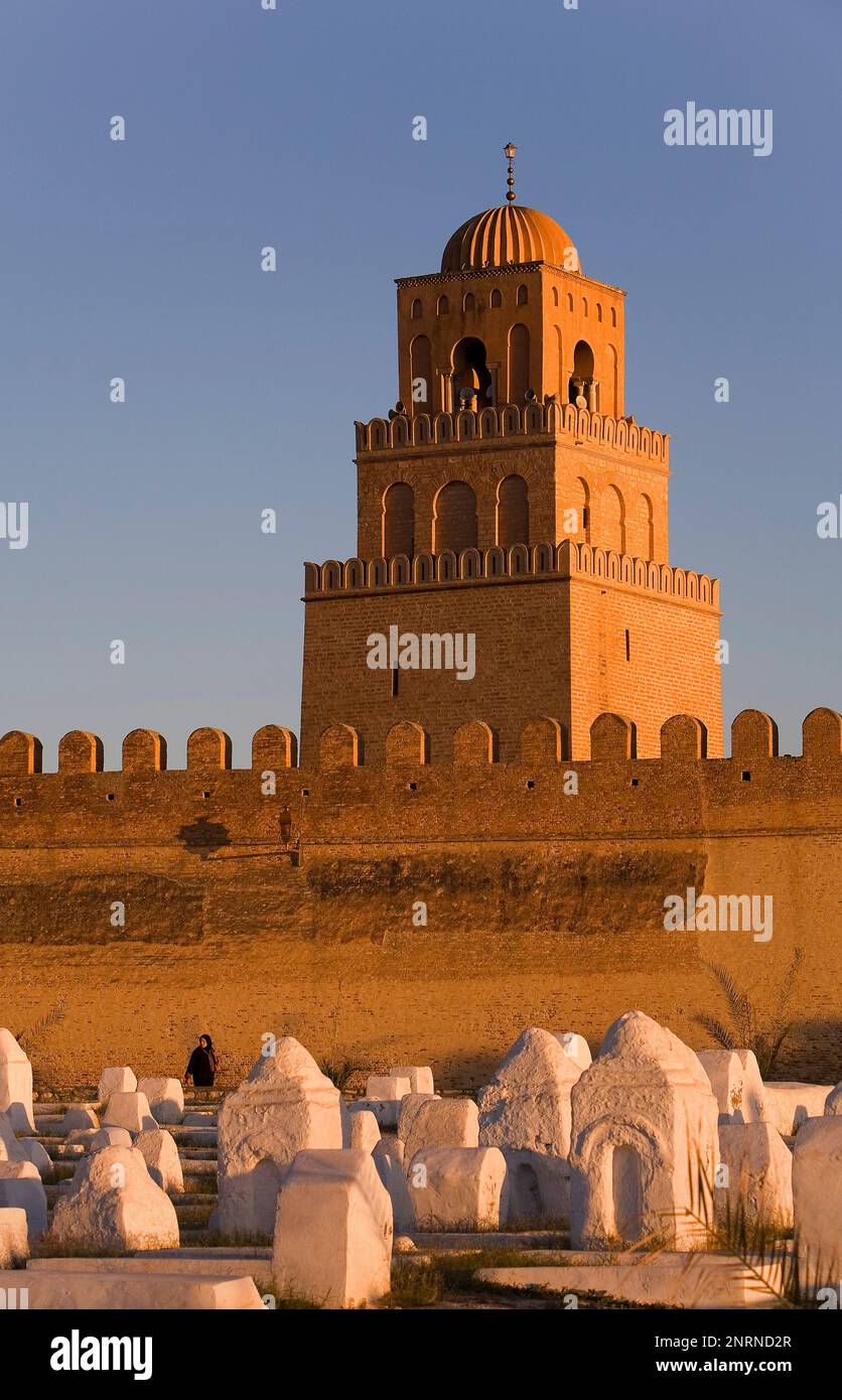 Tunez : cimetière Kairouan, remparts de la médina et minaret de la Grande Mosquée. La Mosquee fondée par Sidi Uqba au VIème siècle est la plus ancienne Banque D'Images