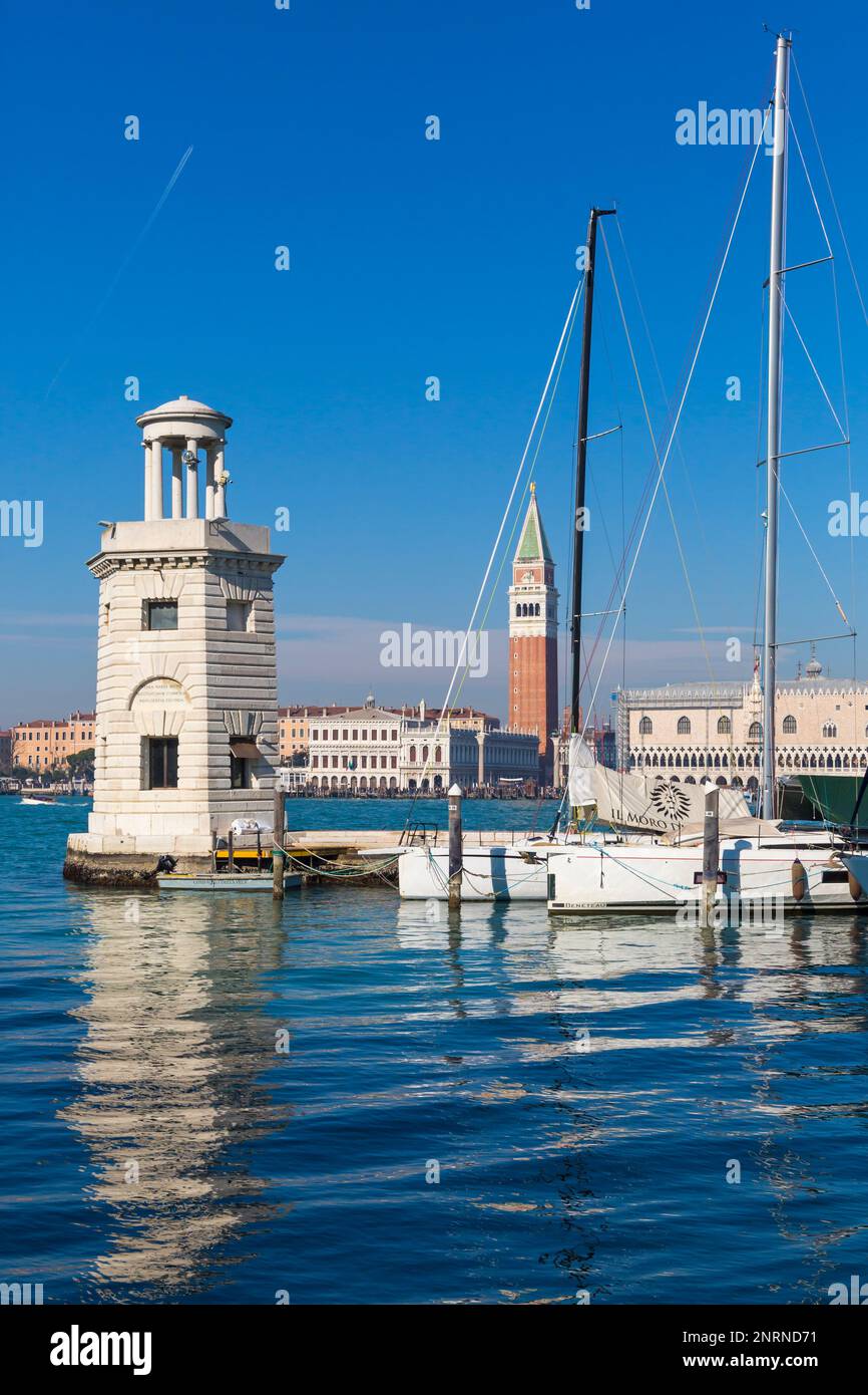 Vue sur Venise, la place St Marks et Torre dell'Orologio depuis l'île San Giorgio avec phare à Venise, Italie en février Banque D'Images