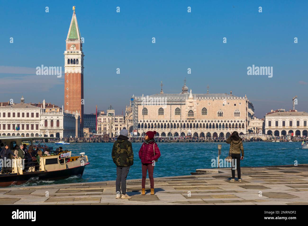 Vue sur Venise, la place Saint-Marc et Torre dell'Orologio depuis l'île de San Giorgio à Venise, Italie en février Banque D'Images