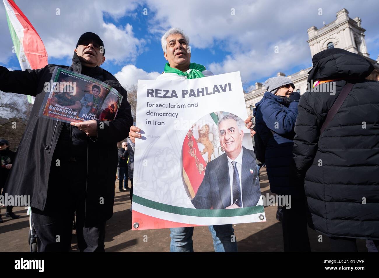 Londres, Royaume-Uni. 27 février 2023. Des manifestants anti-Iran se sont rassemblés sur la place du Parlement pour réclamer le renversement du régime au pouvoir en Iran et des religieux chiites et la restauration de la monarchie et du prince héritier Reza Pahlavi sur le trône. La manifestation est en réaction à la mort de Mahsa Amini, une kurde de 22 ans, décédée le 16 septembre 2022 sous garde à vue à Téhéran, qui a déclenché de larges manifestations en Iran Credit: amer ghazzal/Alamy Live News Banque D'Images