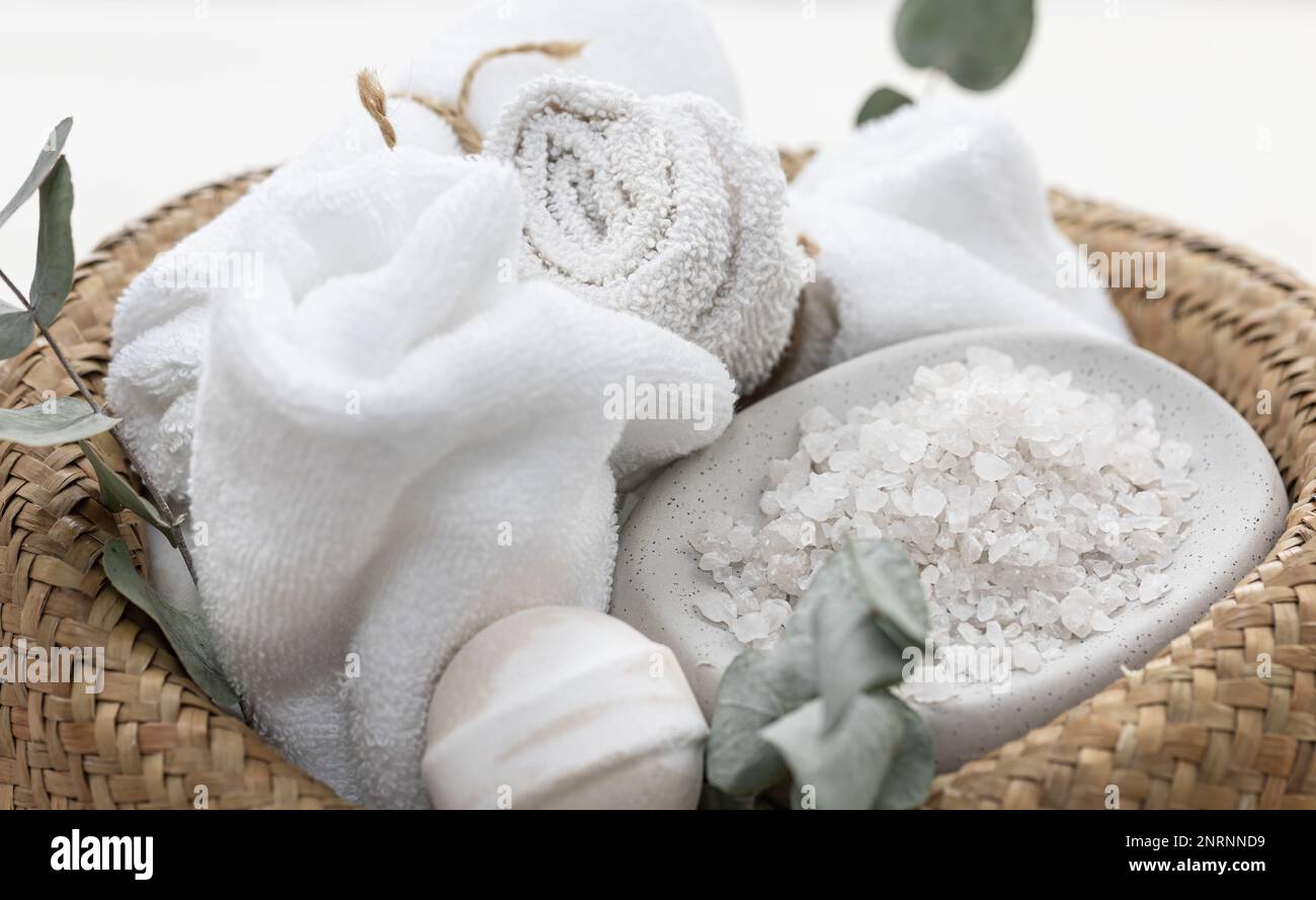 Composition spa avec serviettes, bombes de bain et sel de mer. Banque D'Images