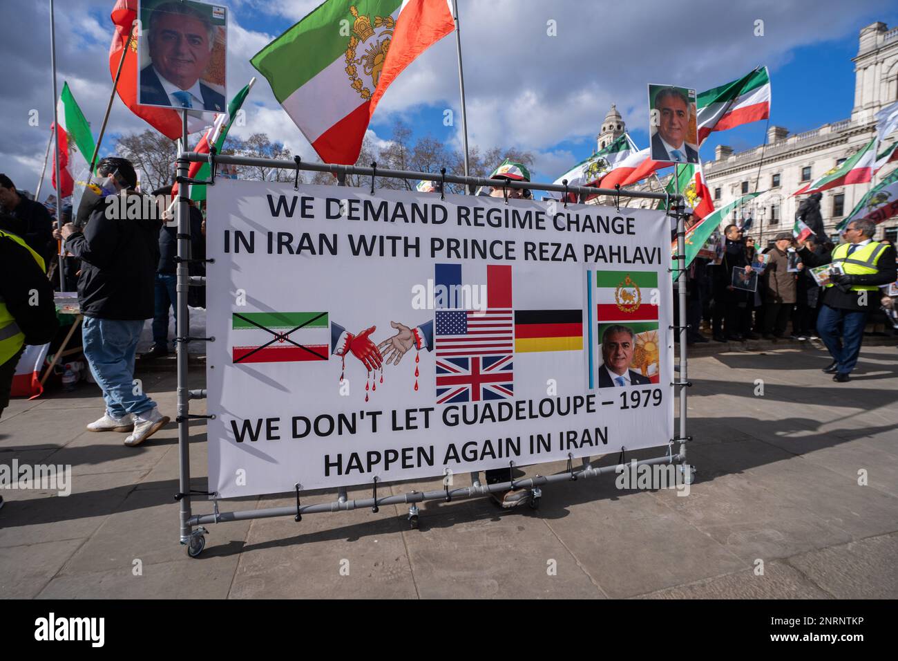 Londres, Royaume-Uni. 27 février 2023. Des manifestants anti-Iran se sont rassemblés sur la place du Parlement pour réclamer le renversement du régime au pouvoir en Iran et des religieux chiites et la restauration de la monarchie et du prince héritier Reza Pahlavi sur le trône. La manifestation est en réaction à la mort de Mahsa Amini, une kurde de 22 ans, décédée le 16 septembre 2022 sous garde à vue à Téhéran, qui a déclenché de larges manifestations en Iran Credit: amer ghazzal/Alamy Live News Banque D'Images