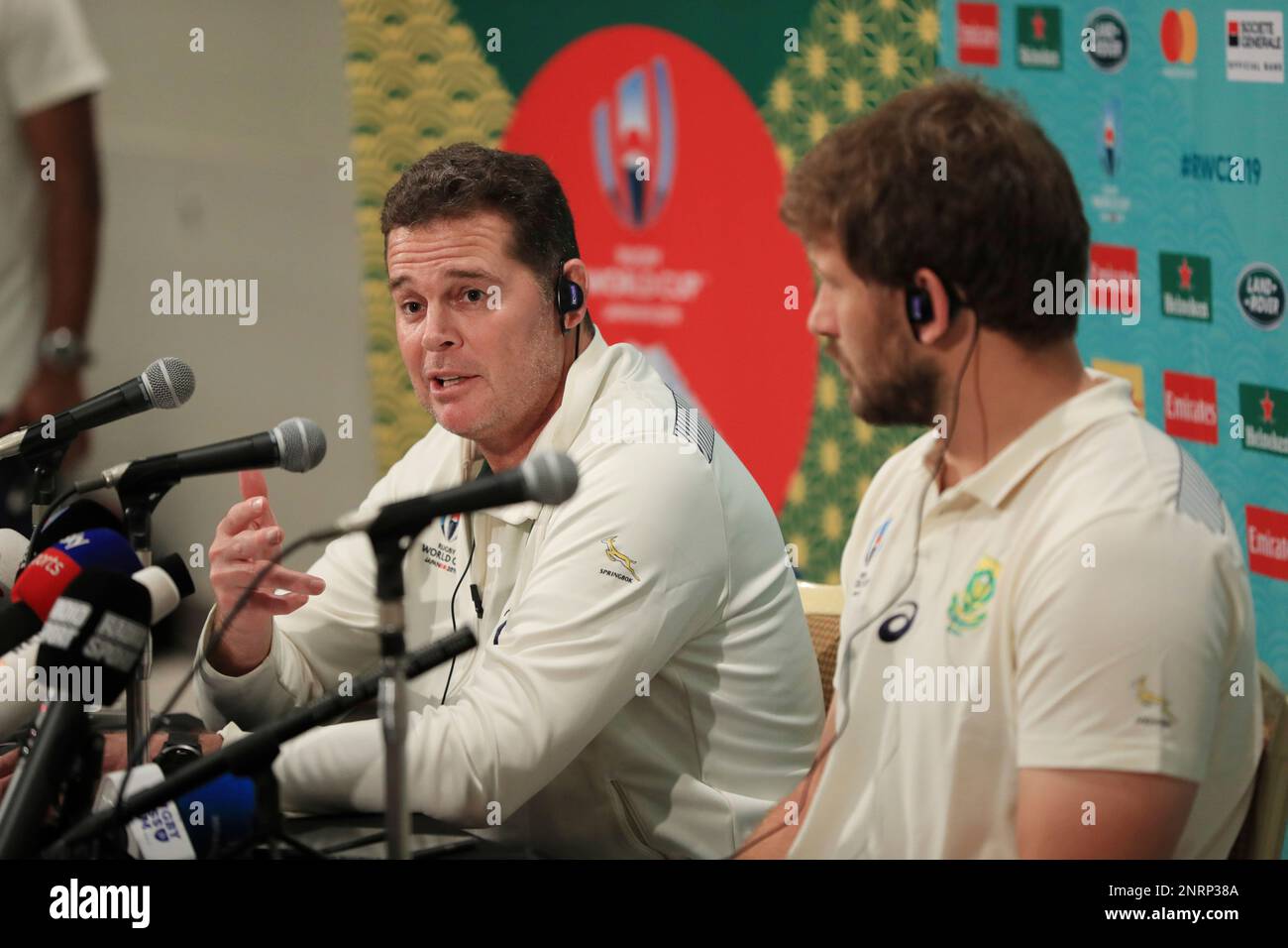 South Africa's head coach Rassie Erasmus attends a press conference to announce his team members for Rugby World Cup Final Match against England in Tokyo on Oct.31, two days before the match.( The Yomiuri Shimbun via AP Images ) Banque D'Images