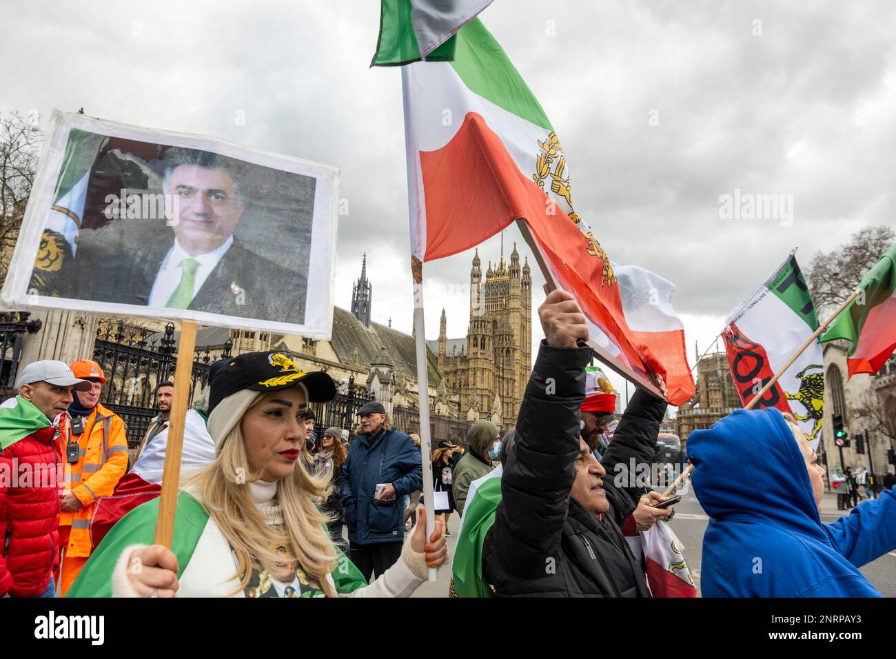 Londres, Royaume-Uni. 27 février 2023. Les Iraniens britanniques prennent part à une manifestation devant les chambres du Parlement demandant un changement de régime et des droits des femmes en Iran. La manifestation en cours est en réaction à la mort, le 16 septembre 2022, de Mahsa Amini, une kurde de 22 ans, décédée en détention à Téhéran. Elle aurait été détenue par la police morale iranienne pour avoir porté un foulard hijab de manière « inappropriée ». Credit: Stephen Chung / Alamy Live News Banque D'Images