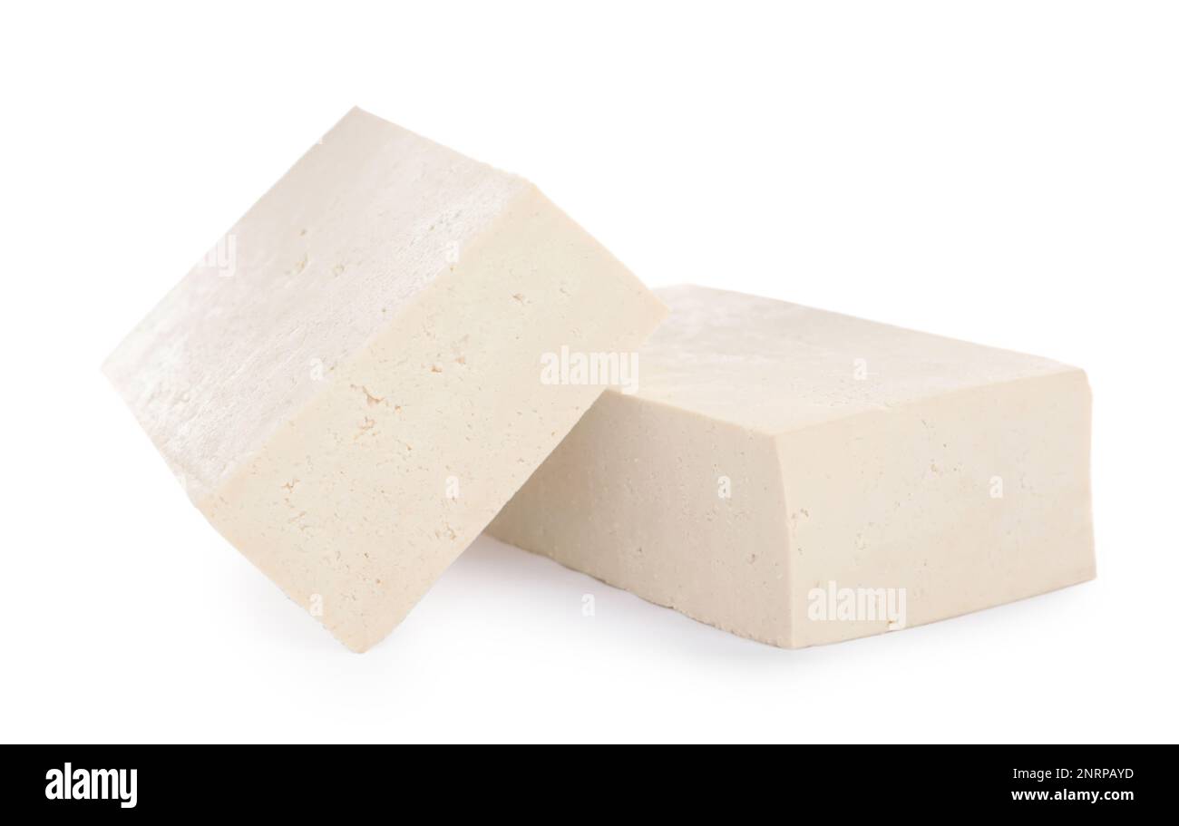 Blocs de délicieux tofu cru sur fond blanc Banque D'Images