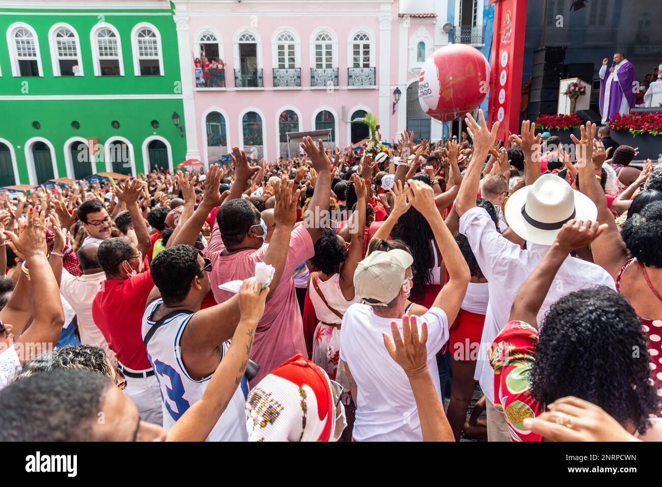Les catholiques dévorés de Santa Barbara élèvent leurs bras vers le ciel en l'honneur de Santa. Pelourinho, Salvador, Bahia. Banque D'Images