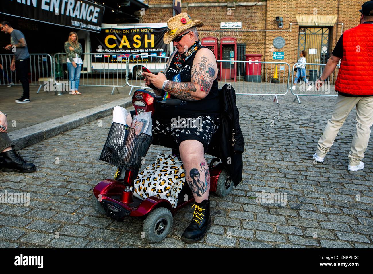 Artiste et collectionneur inconnu à la Convention internationale des tatouages de Londres 2016 de 12th, Tobacco Docks, Wapping, Londres. E2, ROYAUME-UNI. 25th septembre 2016 Banque D'Images