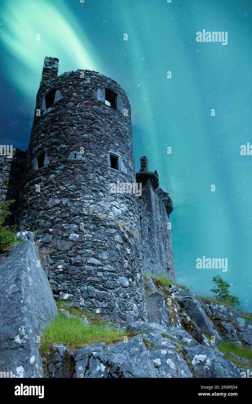 Le château de kilchurn est en ruine sur les rives du Loch Awe dans les Highlands d'Écosse. Cette maquette montre une possible aurore sur les ruines. Banque D'Images