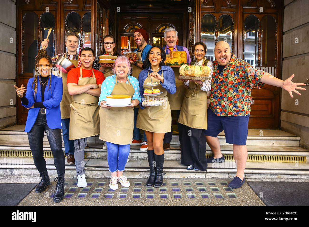 Londres, Royaume-Uni. 27th févr. 2023. La pose moulée à l'extérieur du théâtre. La Great British Bake Off musical ouvre sur le West End au théâtre Noël Coward pour une course de douze semaines du 25 février au 13 mai 2023. Inspirée par l'émission télévisée, cette comédie musicale suit les boulangers amateurs qui cherchent à impressionner les juges et à être couronné Star Baker. Credit: Imagetraceur/Alamy Live News Banque D'Images