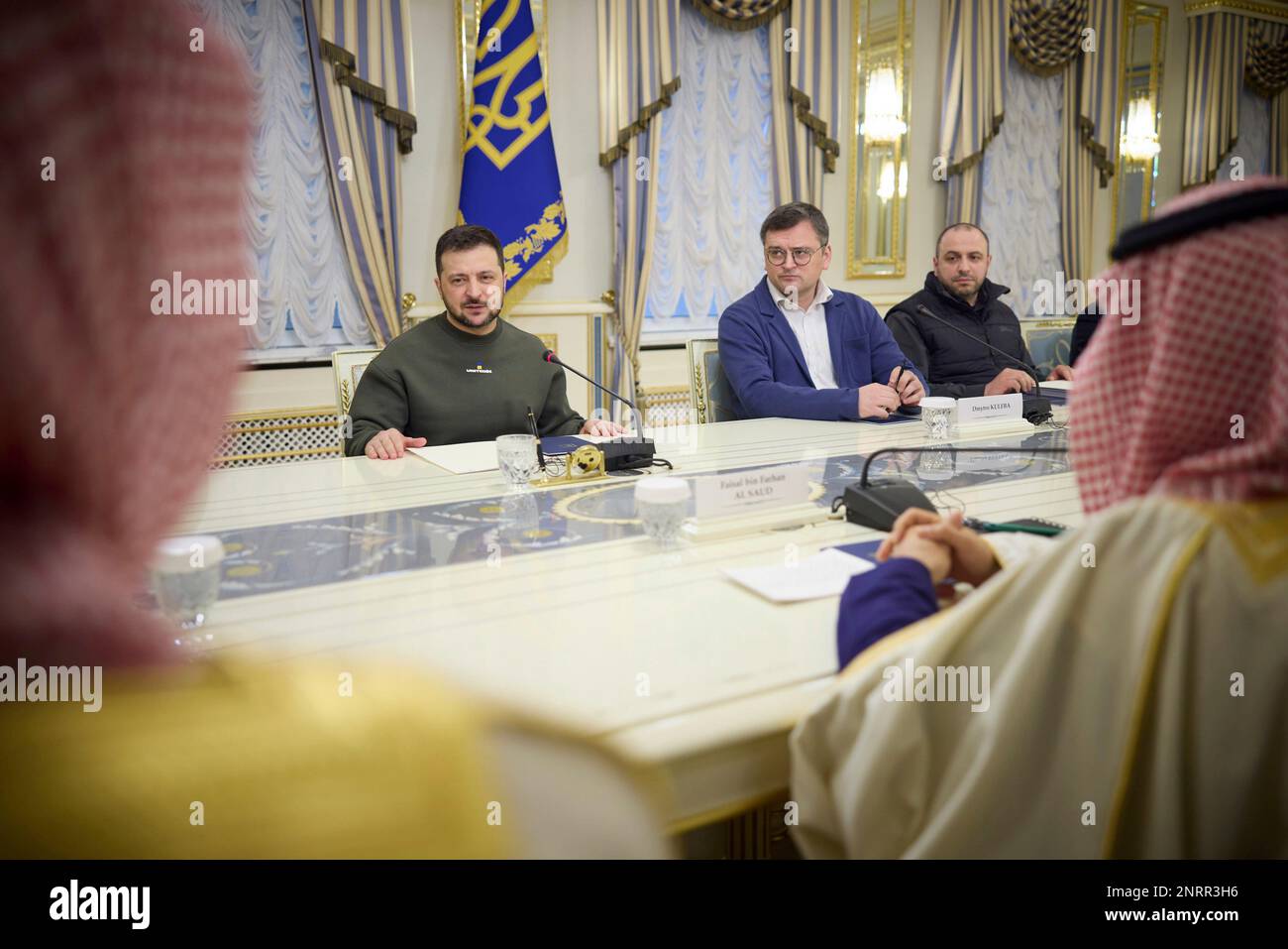 Kiev, Ukraine. 26th févr. 2023. Le président ukrainien Volodymyr Zelenskyy, à gauche, tient une réunion bilatérale élargie avec le ministre saoudien des Affaires étrangères, le prince Faisal bin Farhan Al Saoud, et des délégués au palais Mariinsky, à 26 février 2023, à Kiev, en Ukraine. Crédit: Pool photo/Bureau de presse présidentiel ukrainien/Alamy Live News Banque D'Images