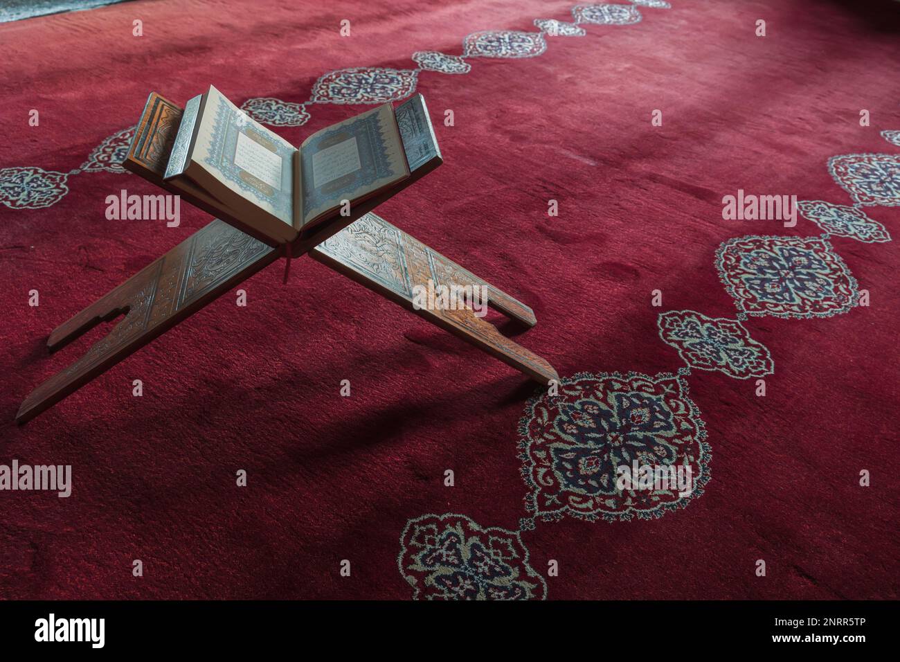 Le Saint Coran sur le pupitre. Photo d'arrière-plan islamique ou ramadan avec espace de copie pour le texte. Istanbul Turkiye - 1.18.2023 Banque D'Images