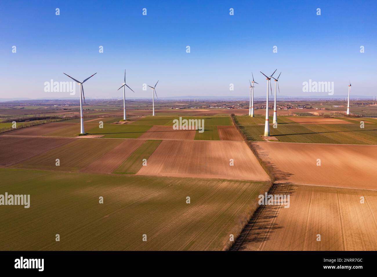 L'énergie éolienne avec plusieurs éoliennes est installée sur une colline dans une zone rurale en Allemagne Banque D'Images