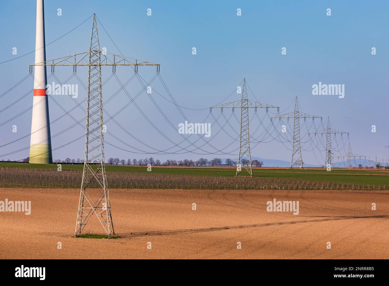 La transition énergétique nécessite davantage de pylônes d'électricité et d'éoliennes pour l'élimination de l'énergie nucléaire Banque D'Images