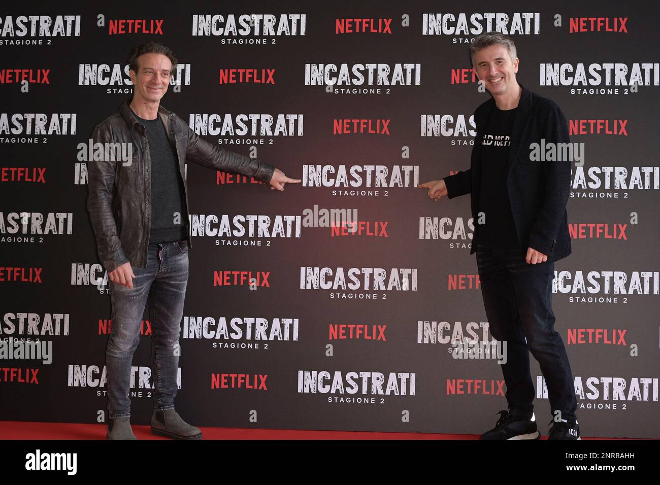 Salvatore Ficarra (L) et Valentino Picone (R) assistent à la séance photo de la série Netflix 'Incastreti 2' au Space Cinema Moderno. Banque D'Images