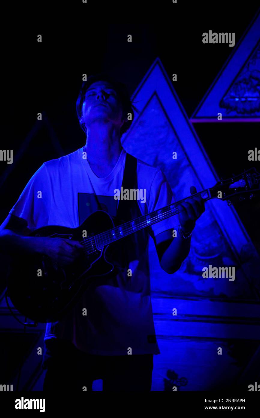 Le guitariste britannique Jamie Leeming joue en direct lors d'un concert d'Alfa Mist, en 2019. Banque D'Images