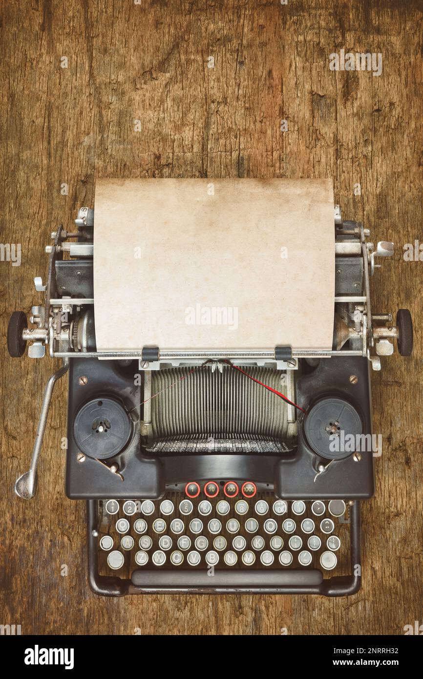 Vue de dessus d'une machine à écrire vintage avec une feuille de papier vide Banque D'Images