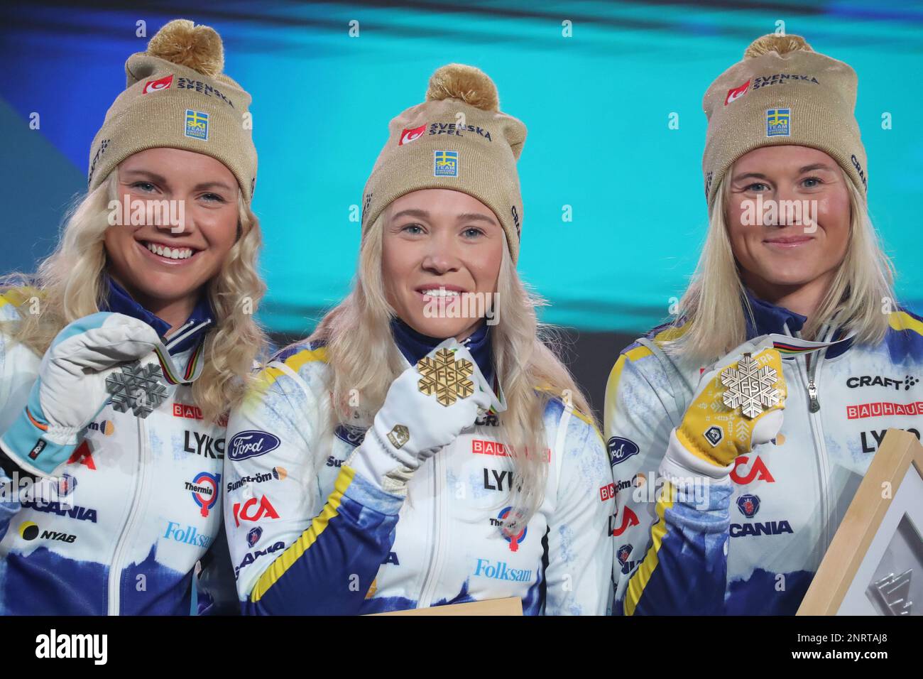 Planica Hill, Planica, Slovénie. 25th févr. 2023. Championnat du monde 2023 de la FIS ski nordique; cérémonie de médailles, première place Jonna Sundling (C) de Suède, deuxième place Emma Ribom (L) de Suède et troisième place Maja Dahlqvist (R) de Suède célèbrent sur le podium Credit: Action plus Sports/Alay Live News Banque D'Images