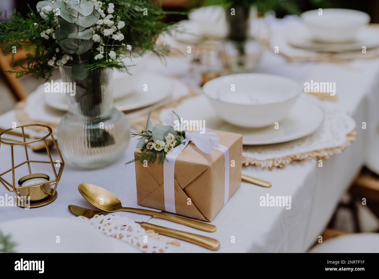 Vue en grand angle du cadeau de mariage enveloppé de papier peint écologique et de décoration florale. Banque D'Images